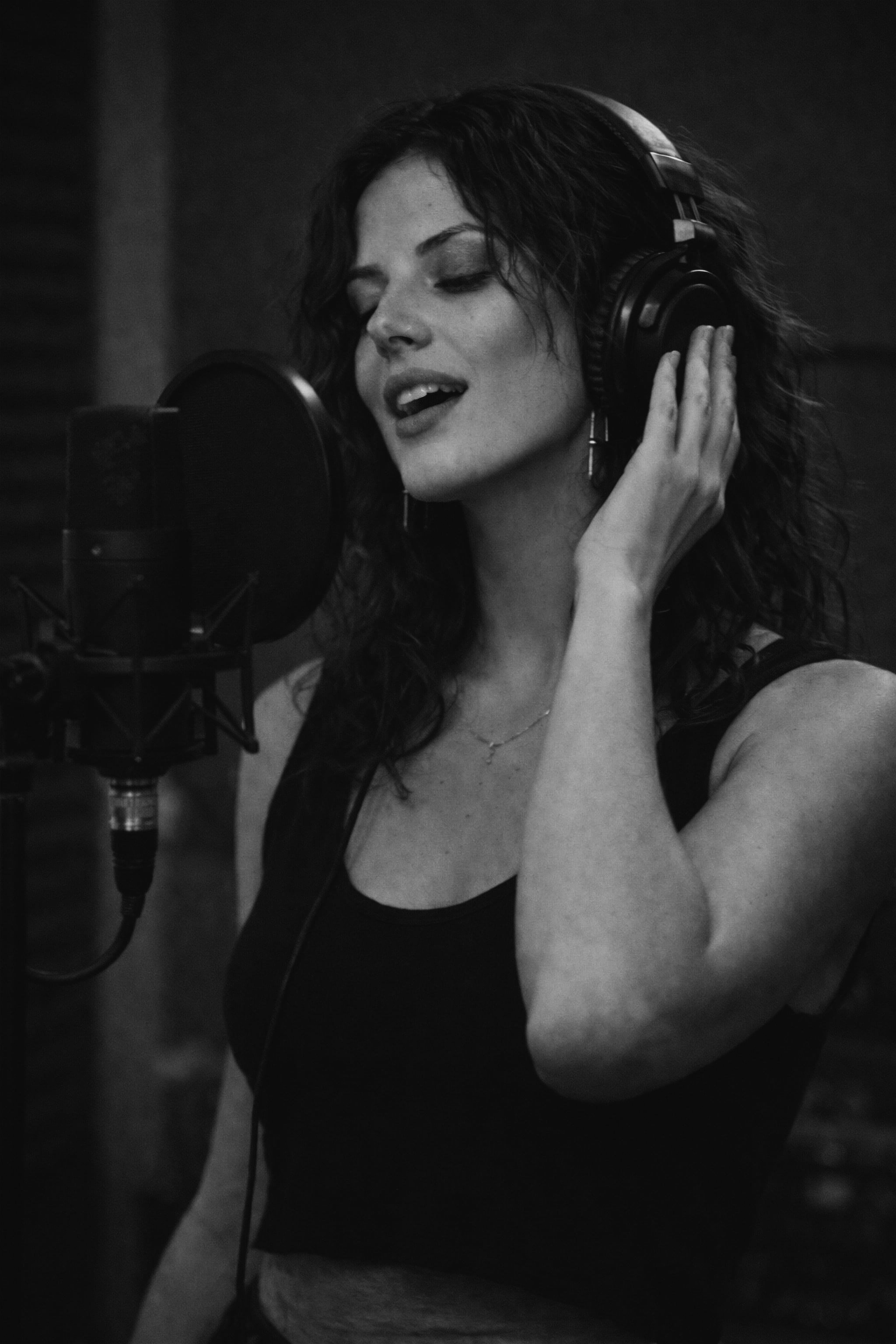 Lyra Lindholm singing in the studio